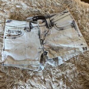 Levi’s Gray Bleach Dye Jean Shorts